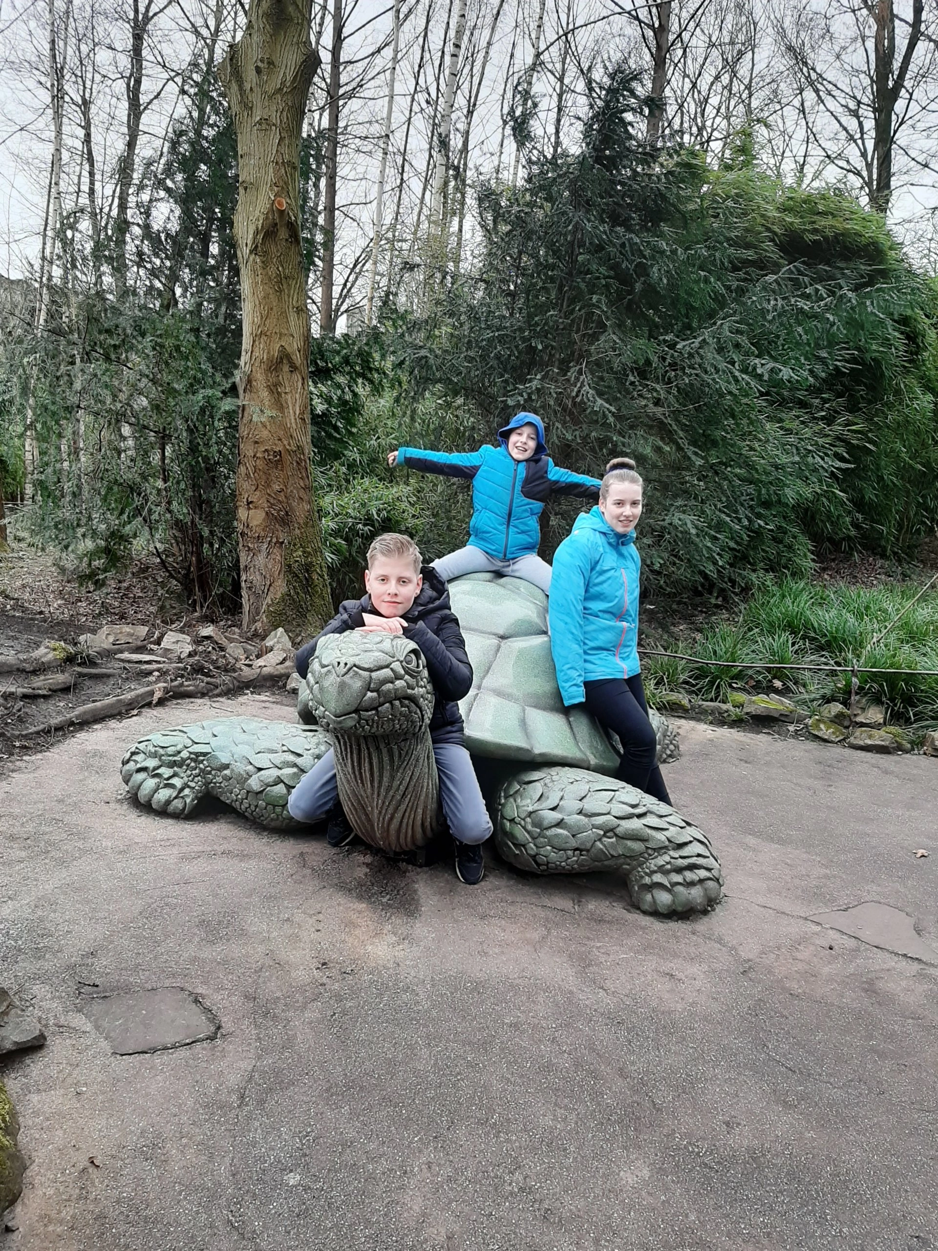 Finley, Yelina en Levy