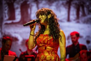 Naaz met NBE op concert voor de  Dag van de Vrede